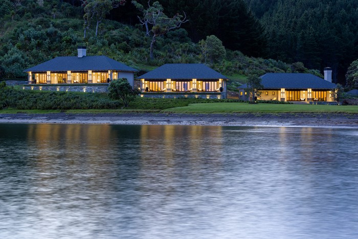 russian-billionaire-opens-the-spectacular-helena-bay-lodge-in-new-zealand-3