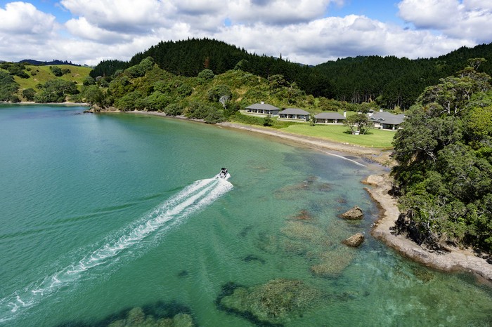 russian-billionaire-opens-the-spectacular-helena-bay-lodge-in-new-zealand-4