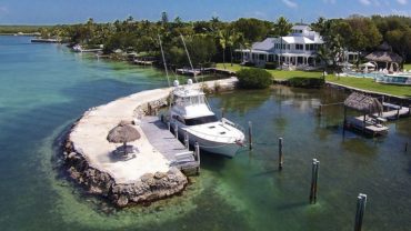 Luxury seafront villa with swimming pool in Islamorada, Florida